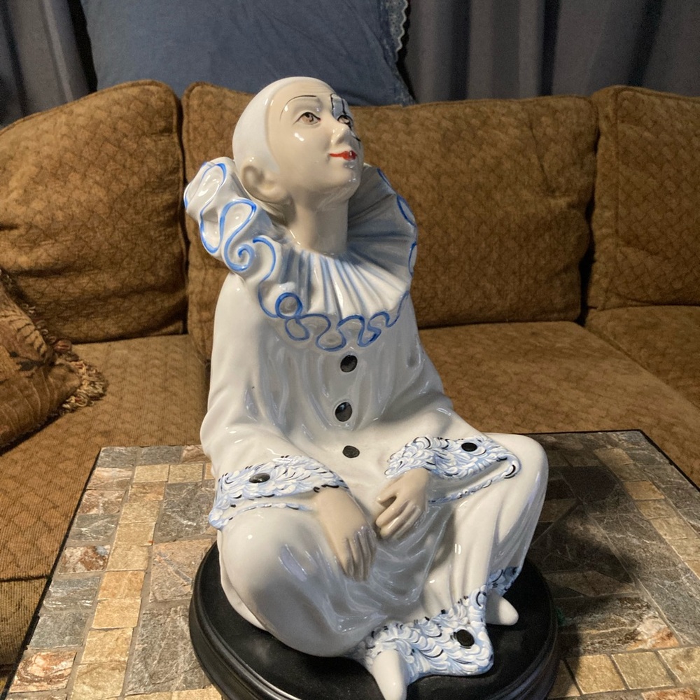 Piezas Porcelain Figurine